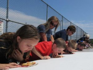 children eating pie